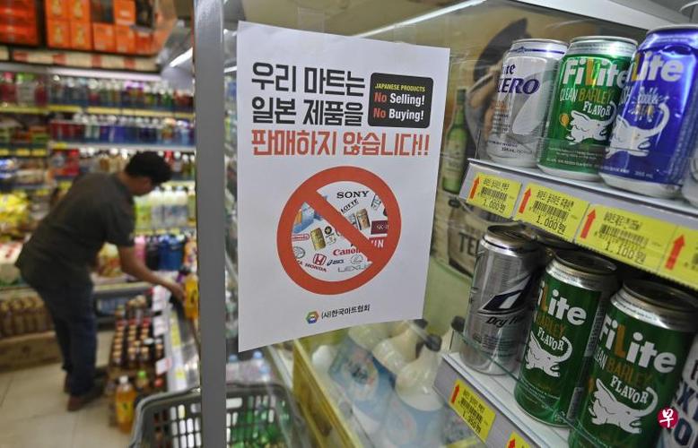 日韩摩擦加剧,韩国一家便利店内张贴"不销售日本产品"的告示.(法新社)